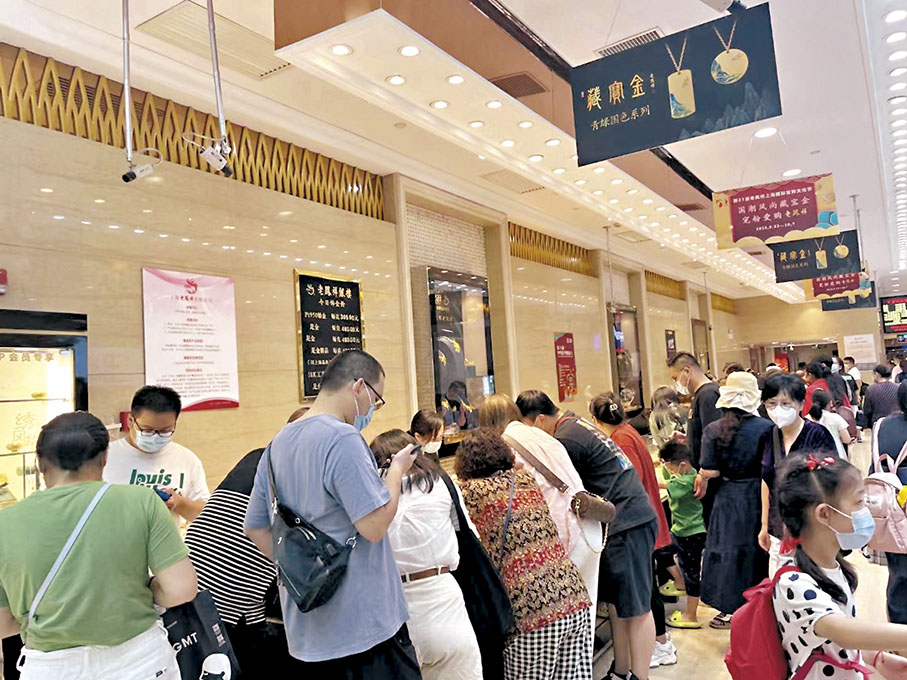 ◆ 國慶節期間，上海金店內人頭湧湧，掀起「掃金熱」。 香港文匯報記者上海傳真