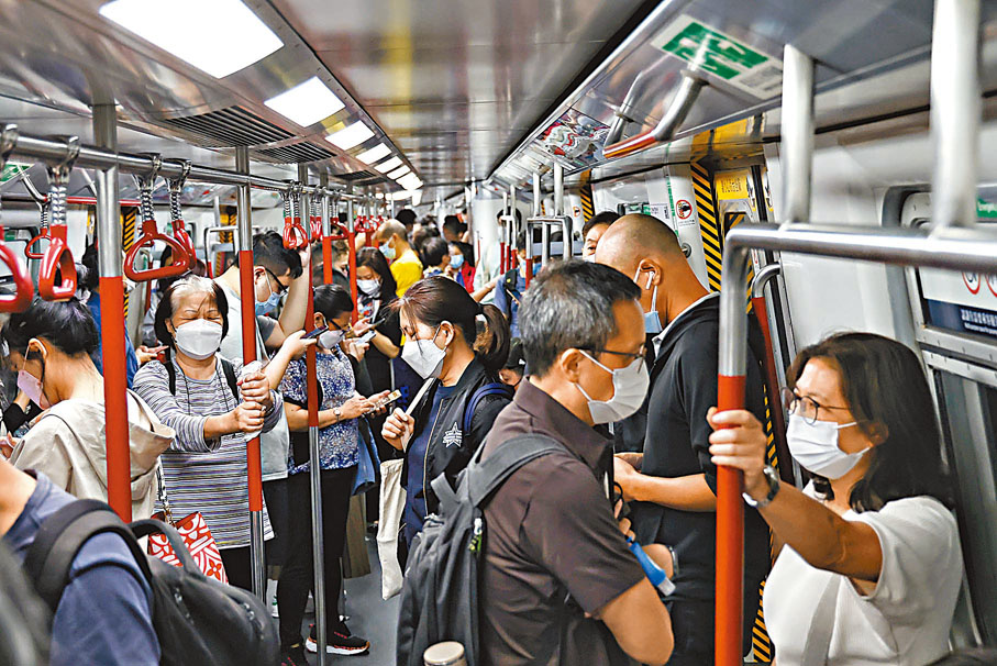 ◆有議員指東九龍鐵路網絡不完善，容易導致載客量過度。圖為港鐵內擠迫情況。 資料圖片
