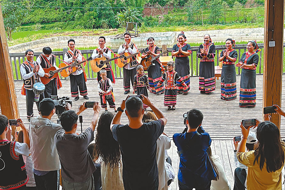 ◆李娜倮（後排右五）与老達保村民編排的快樂拉祜風情實景演出受到各地遊客的喜愛。