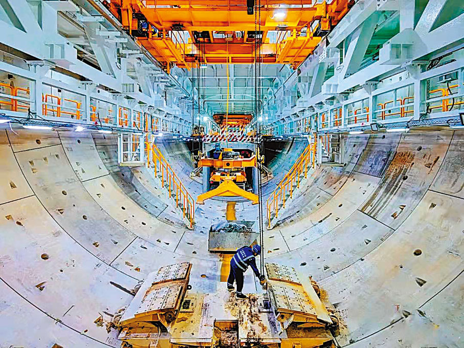 ◆媽灣跨海通道作為國內在建最大水下盾構工程，施工過程中面臨了諸多挑戰。圖為項目工作人員正在進行工作。受訪者供圖