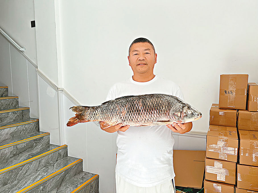 ◆ 虎林漁民董旗直播界河打魚，擁有80萬粉絲成網紅。 香港文匯報記者于海江 攝