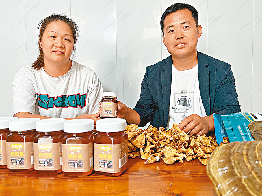 ◆ 秦玉明與妻子正在介紹當地產品。 香港文匯報記者于海江 攝