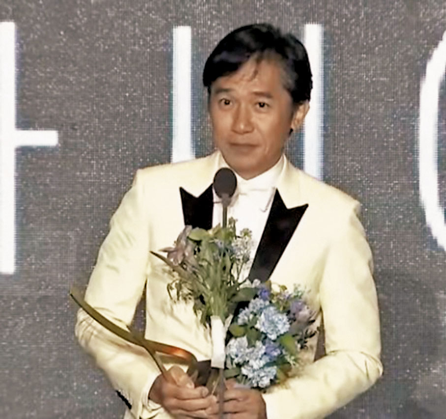 ◆梁朝偉穿上白色禮服領獎。