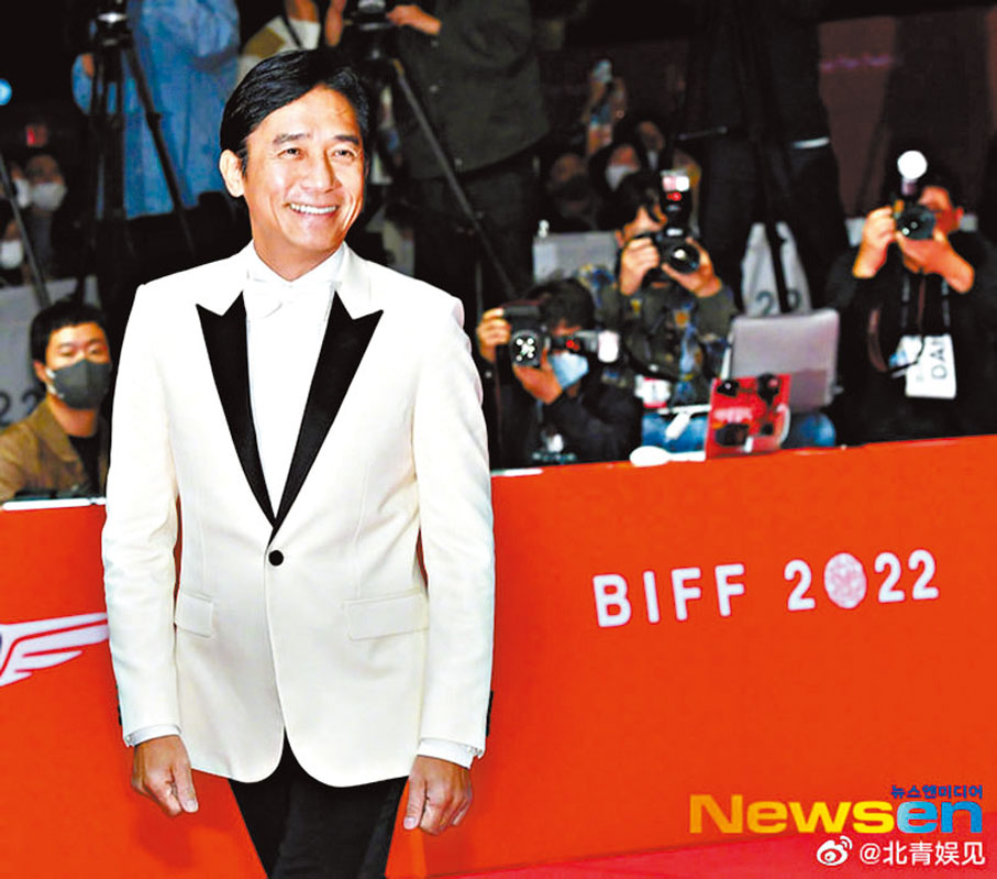 ◆梁朝偉昨日在紅地毯上接受影迷歡呼。