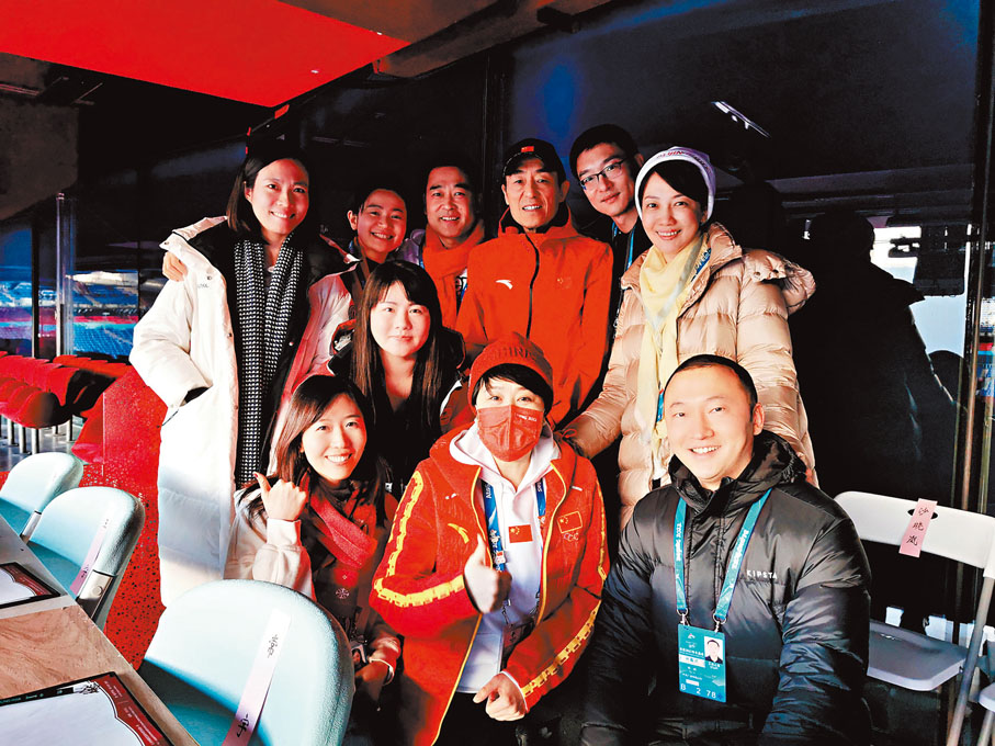 ◆于蕾（前排圖中）與張藝謀等北京冬奧會開閉幕式主創團隊成員合影。受訪者提供