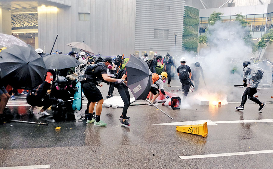 ◆大批黑衣暴徒於2019年8月25日在荃灣非法集結、堵路及縱火。資料圖片