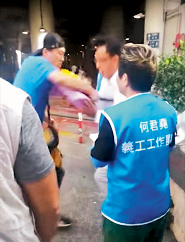 ◆被告當日持刀刺向何君堯的瞬間。 資料圖片