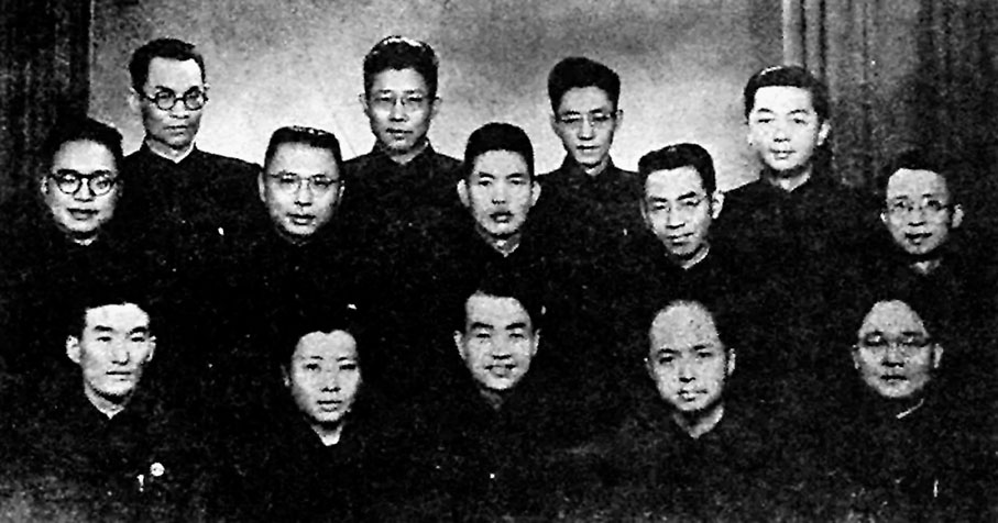 ◆1949年10月，徐鑄成參加中華全國新聞工作者協會籌備會時與其他代表合影。