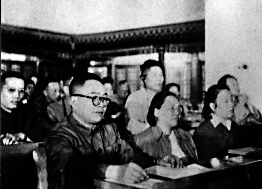 ◆1954年8月，徐鑄成參加第一屆全國人大會議。