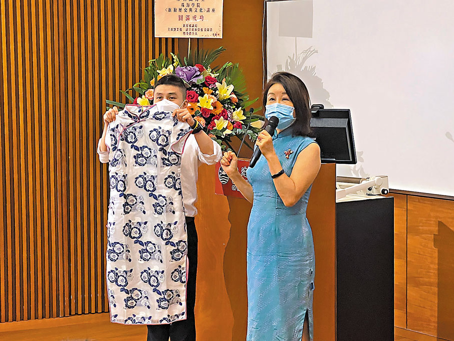 ◆廖書蘭展示自己購於裕華國貨的旗袍。