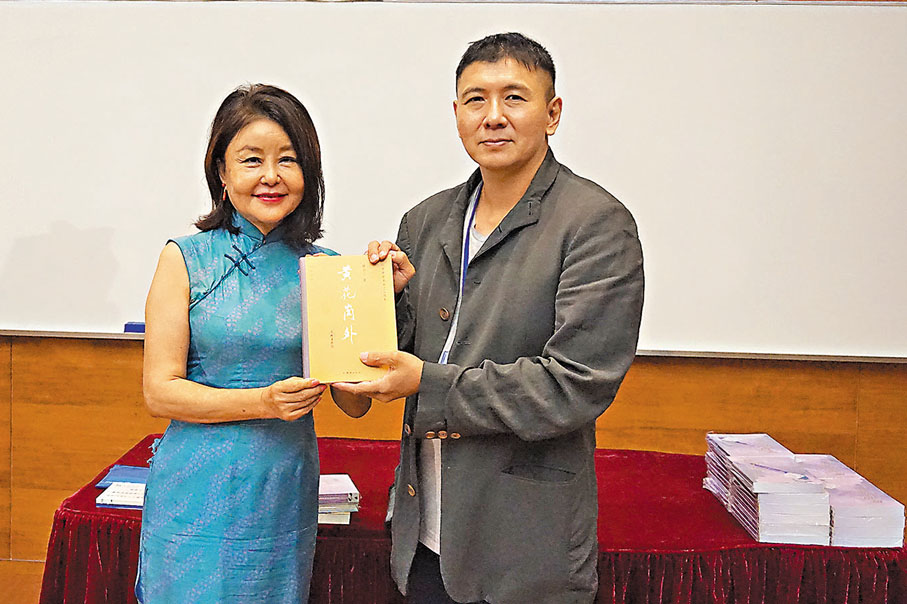 ◆廖書蘭向珠海學院圖書館贈書。