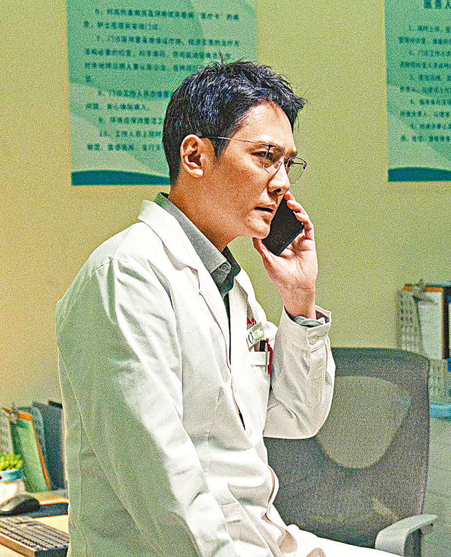 ◆馮紹峰飾演醫生。