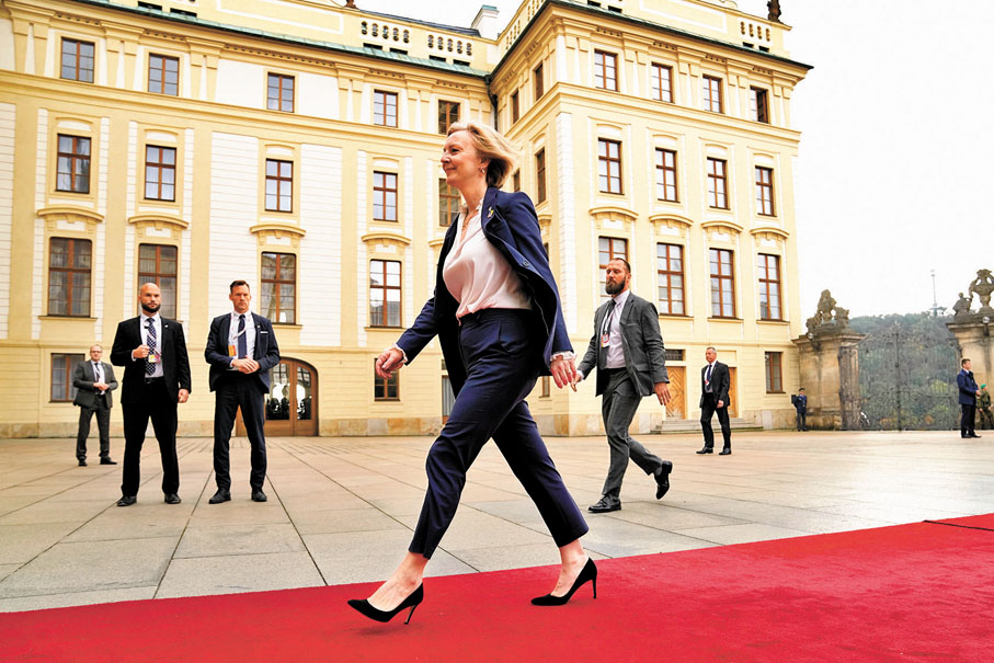 ◆英國首相特拉斯上任前，曾說過不能確定馬克龍「是友是敵」，出席「共同體」被指希望在歐洲發揮影響力。 美聯社