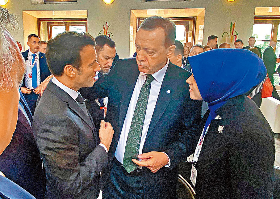 ◆馬克龍（左）與土耳其總統埃爾多安密斟。 路透社