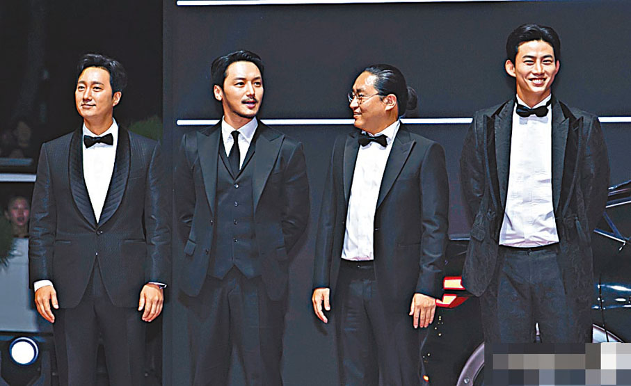 ◆ 左起︰朴海日、卞約漢、玉澤演（右一）在電影節亮相宣傳《韓山島海戰》。