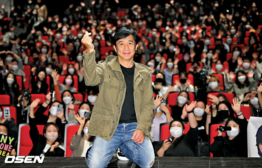 ◆ 梁朝偉前晚領獎後仍留在韓國出席活動，昨日到院影跟影迷互動，大派心心。