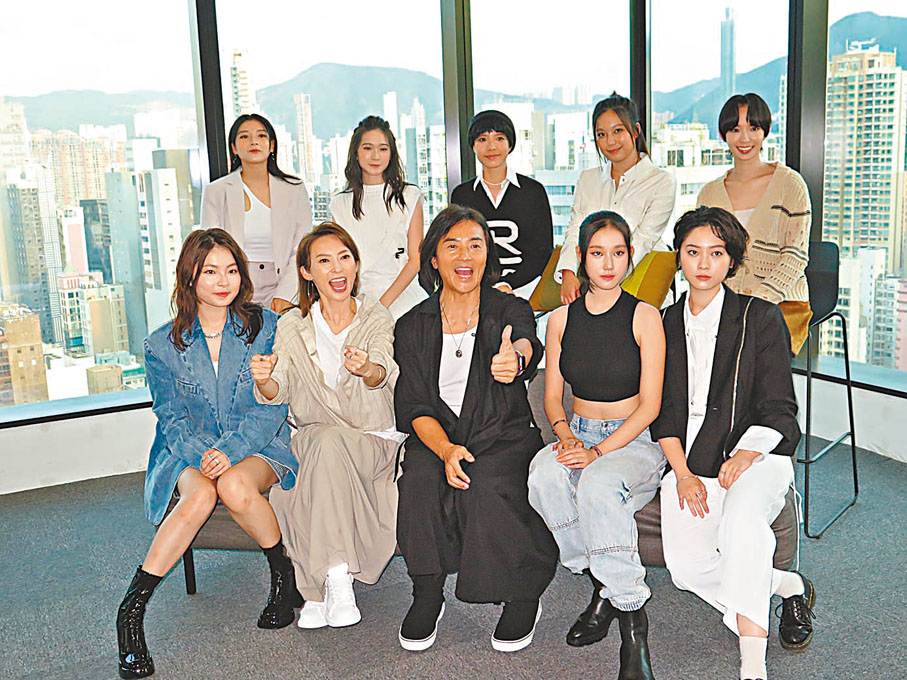 ◆ 鄭伊健近日拖着九位女演員四處宣傳，實在令人羨慕。