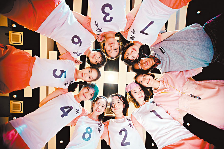 ◆ 鄭伊健與周家怡跟一班年輕人合作，大家都是能量滿滿。