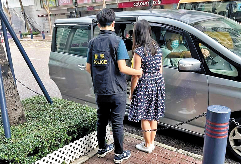 ◆警方昨日拘捕其中一名女社工，她涉持有被捕醫生濫發的「免針紙」。