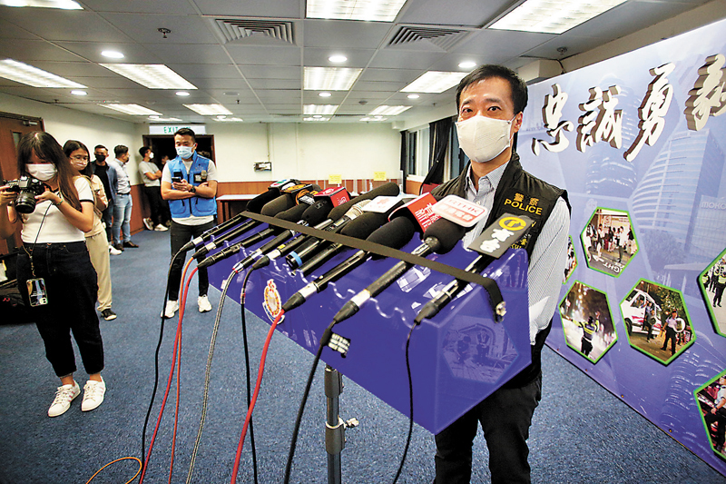 ◆鍾雅倫警司通報警方就濫發「免針紙」案首次拘捕4名公務員。 香港文匯報記者  攝