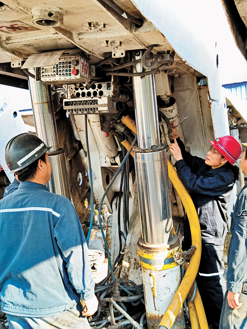 ◆黃雪慧（右）在綜採液壓支架下工作。 受訪者供圖