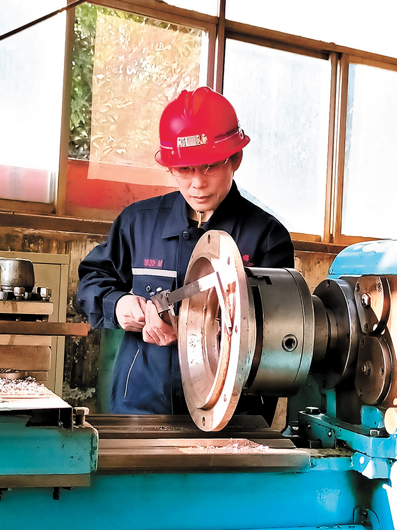 ◆28年來，黃雪慧沒有離開過車工這個崗位。 受訪者供圖