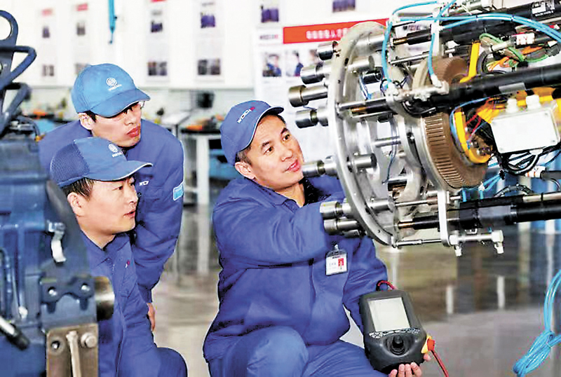 ◆王樹軍（右）與小組成員進行項目調試。   受訪者供圖