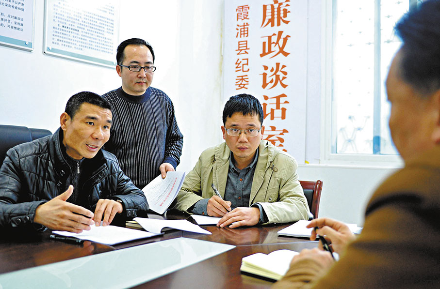 ◆中央堅持鐵腕反腐。圖為福建霞浦縣紀委幹部對落實黨風廉政責任制考評中處於末位人員進行廉政約談。 資料圖片