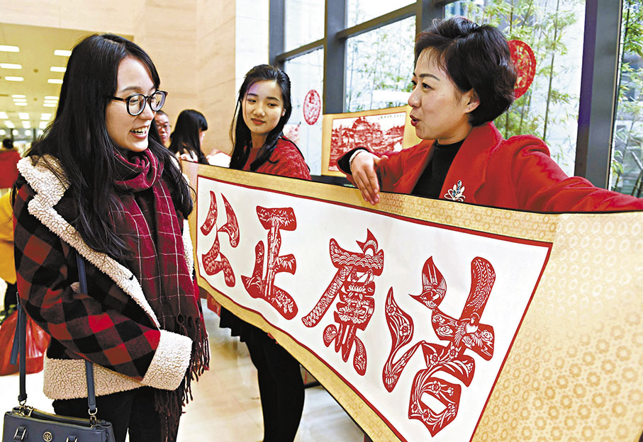 ◆中共加強廉政文化教育。圖為在福州市紀委主辦的廉政文化活動上，剪紙傳承人在介紹「公正廉潔」剪紙作品。  資料圖片