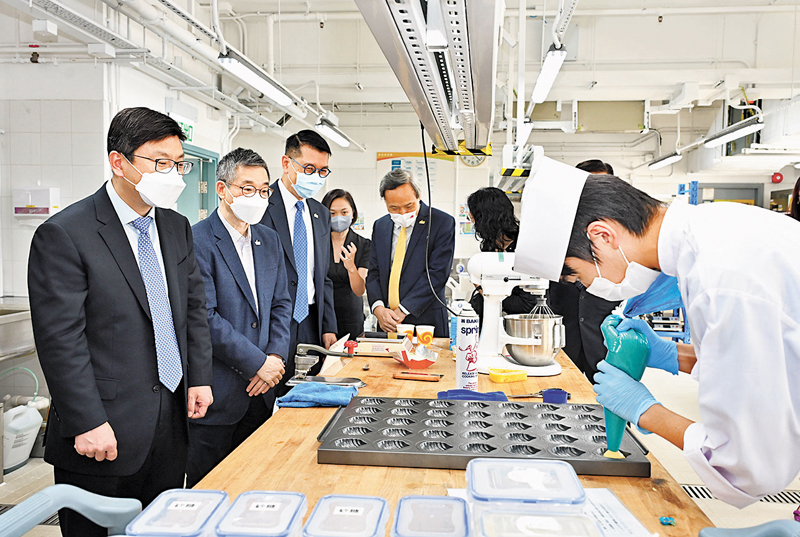 ◆ 孫玉菡（左一）參觀校舍的飲食業實務工場。