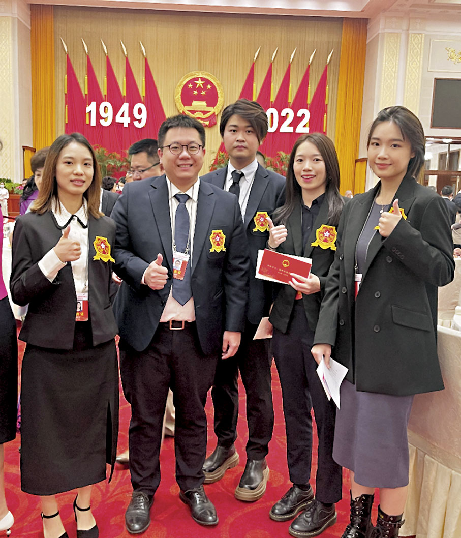 ◆筆者(左二)與在京港青於人民大會堂國慶招待會合照。