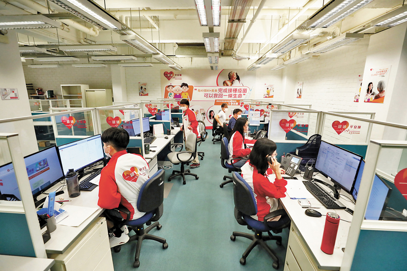 ◆平安鐘護士團隊：負責接聽前線轉接的電話個案，提供醫學資訊。 香港文匯報記者郭木又  攝