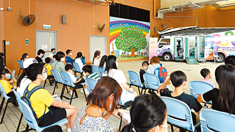 ◆參加活動的學生及其親屬在等候區輪候接種新冠疫苗。