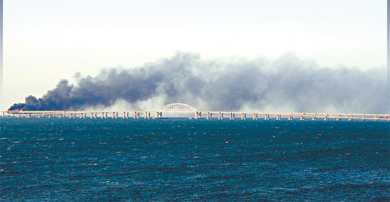 ◆克里米亞大橋爆炸位置冒出大量濃煙。 法新社