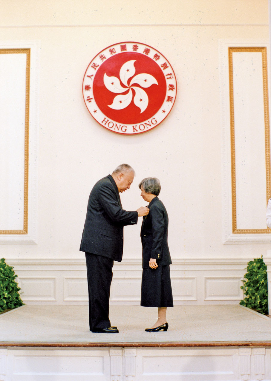 ■2002年楊紫芝教授獲香港特區政府金紫荊星章。
