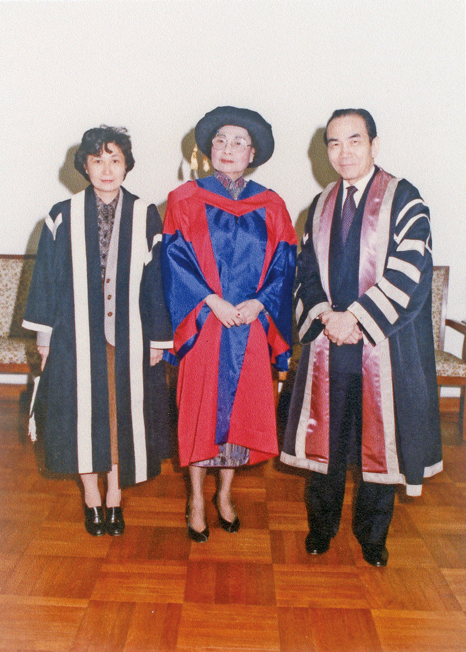 ■1988年楊紫芝教授（左一）任港大第一副校長。