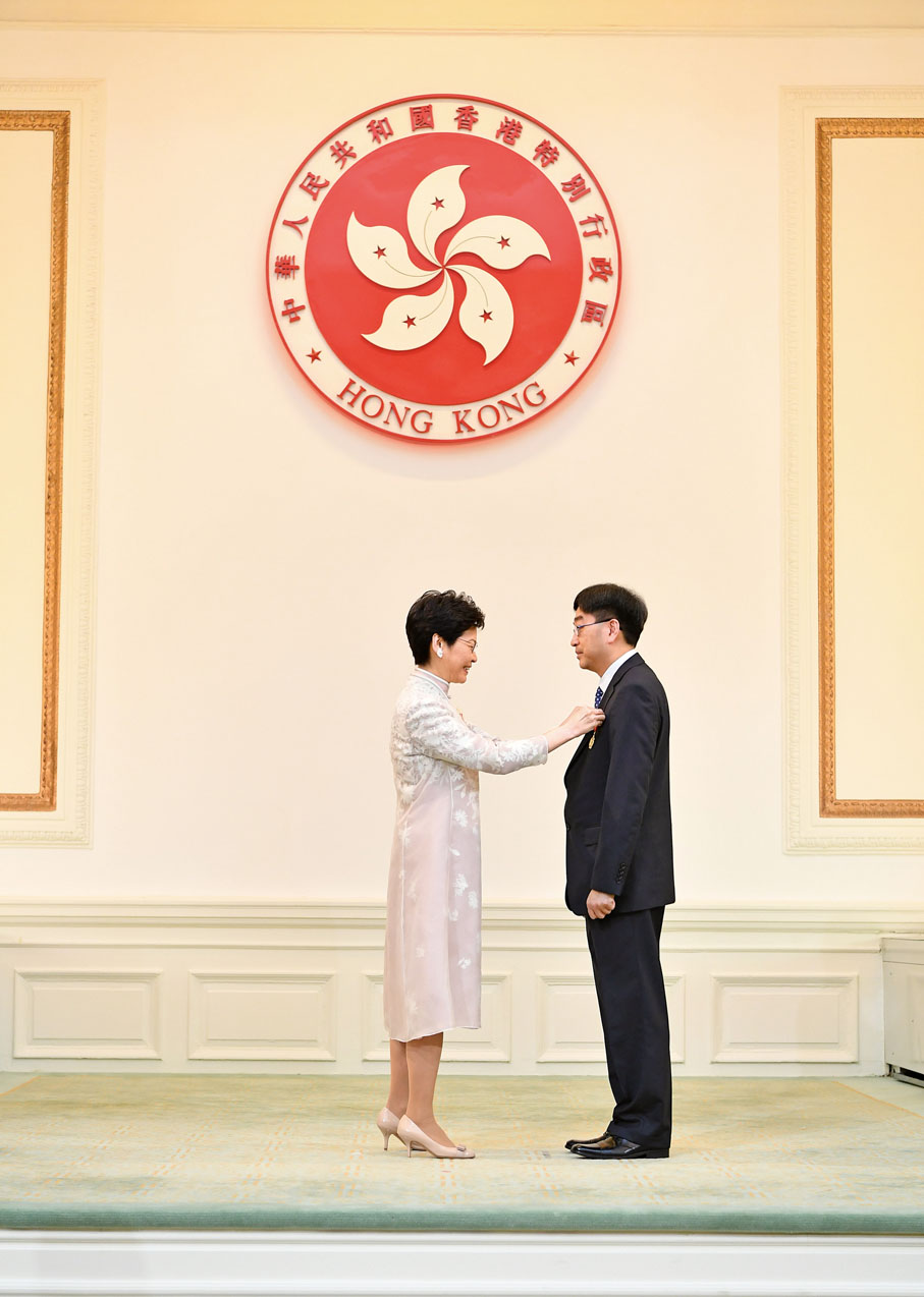 ■2017年，時任行政長官林鄭月娥頒授金紫荊星章予高永文醫生。