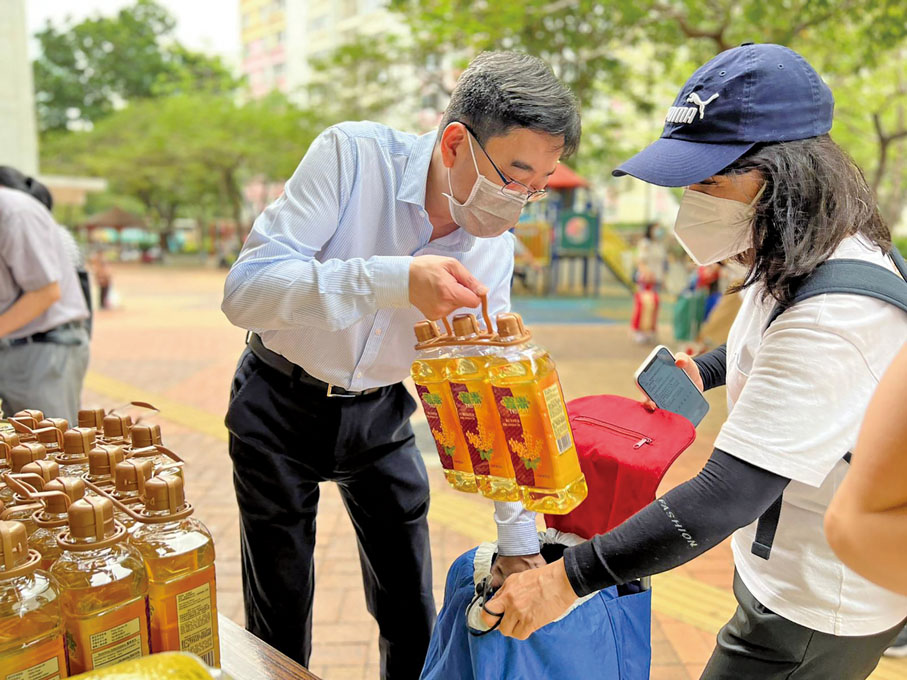 ■今年第五波新冠肺炎疫情嚴峻，高永文醫生與慈善團體發起捐贈物資活動。支援失業家庭。