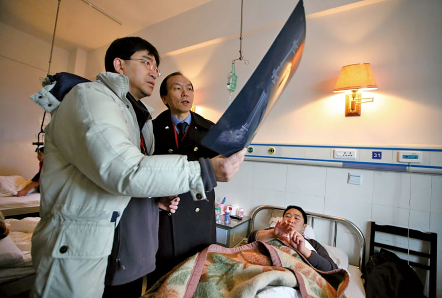 ■2008年，在四川大地震後，高永文醫生定期到當地義診，協助當地傷者進行康復治療。