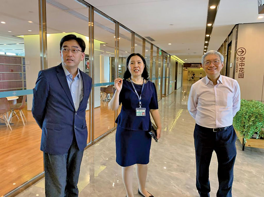 ■2019年，高永文醫生參觀考察大灣區祈福醫院的運作情況。