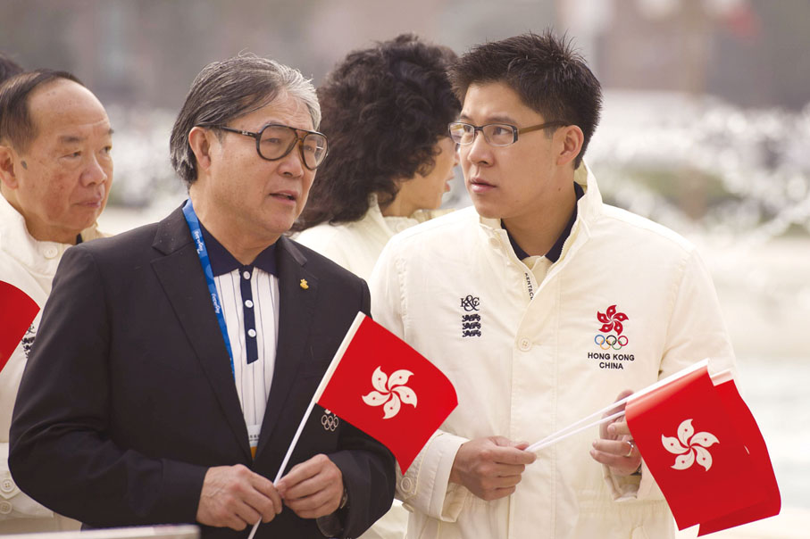 ■2013年，第六屆東亞運動會組委會舉行了代表團歡迎儀式，圖為霍震霆與霍啟剛交流。