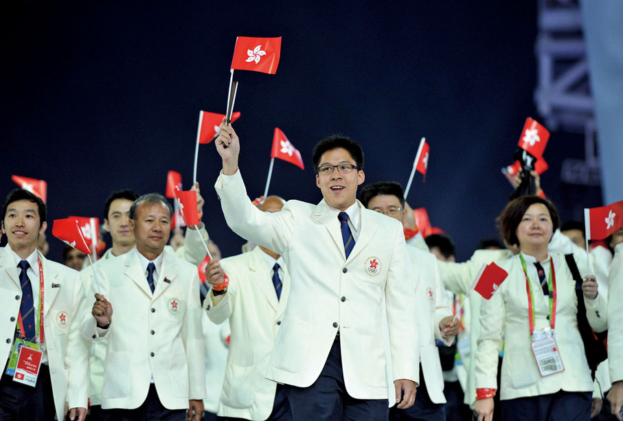 ■2010年，第十六屆亞洲運動會開幕式在廣州舉行，中國香港代表團成員霍啟剛（前中）向觀眾致意。