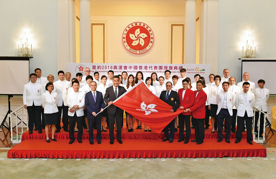 ■2016年，霍啟剛出席奧運會中國香港代表團授旗典禮。