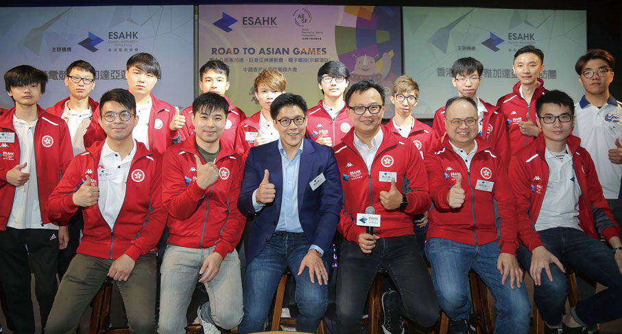 ■2018年，亞洲電子體育聯合會主席霍啟剛前往印尼雅加達參加亞運會電競示範賽的首支中國香港電競代表隊舉辦誓師儀式。