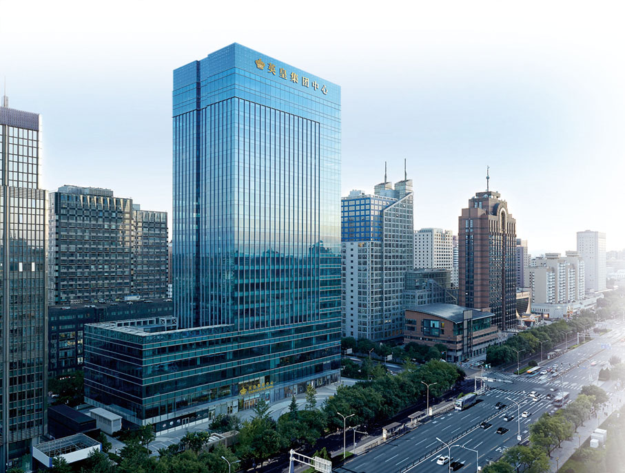 ■位於北京長安街上的辦公商業綜合項目英皇集團中心也作為集團的內部總部大樓。曾榮膺「六星超甲級樓宇」及「中國寫字樓金地標」殊榮，成為行業標杆。