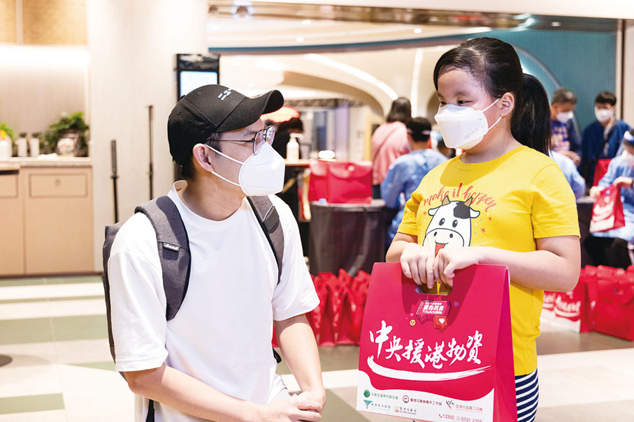 ■ 2022年，面對香港第五波新冠疫情，楊政龍通過香港青年聯會組織開展「青少年抗疫連線」，將中央援港物資派發給基層家庭，與他們共克時艱。