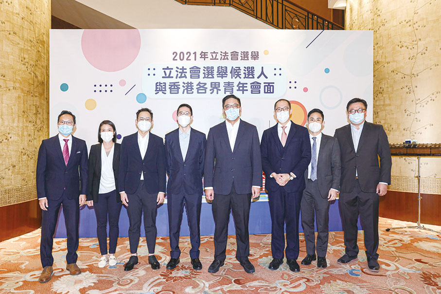 ■楊政龍（左三）希望立法會能引進青年聲音，讓社會關注青年問題。