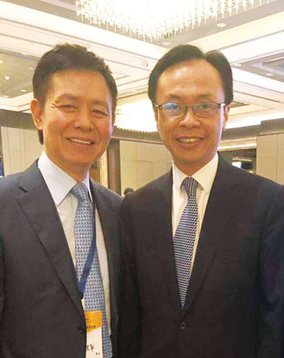 ■楊和輝博士與時任政制及內地事務局局長聶德權合照。