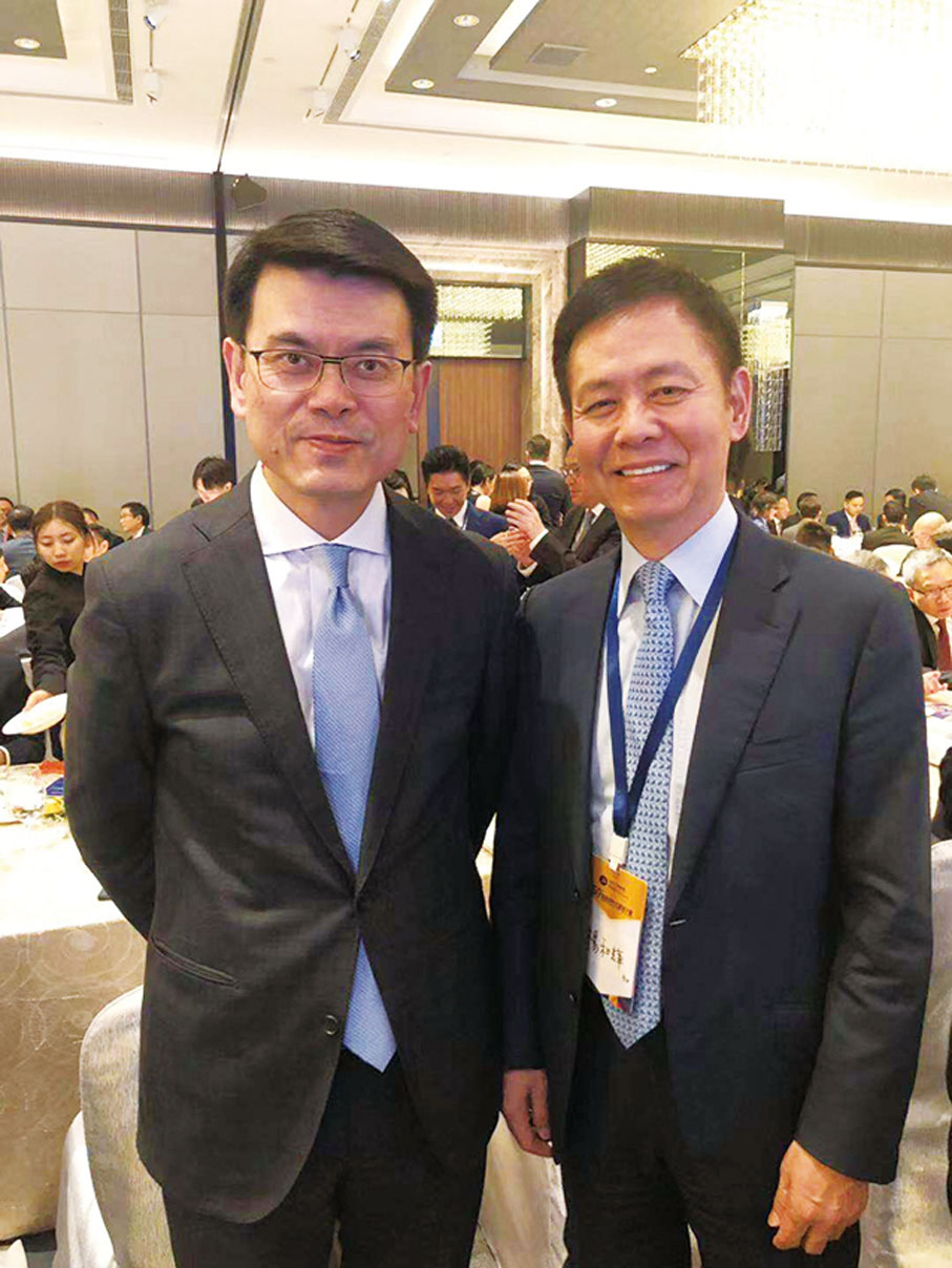 ■楊和輝博士與時任香港商務及經濟發展局局長邱騰華合照。