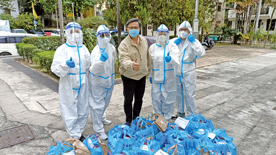 ■何君堯到廣州律師事務所領證上班。